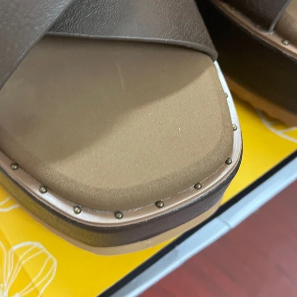 Yellow box, leather sandals - Picture 3 of 6